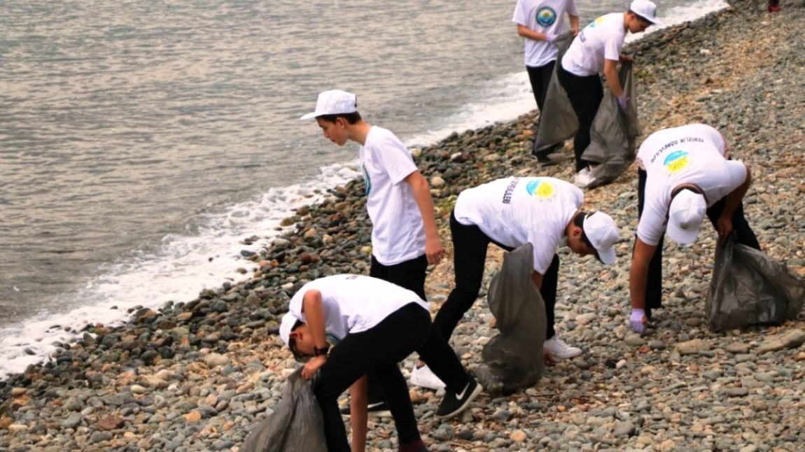 Çınarcık Mesleki ve Teknik Anadolu Lisesi öğrencileri sahil temizliği yaptılar.